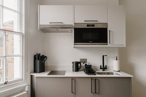 Fridge, microwave, coffee/tea maker - Modern Double Room in Bloomsbury (London)