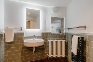 Douche, séchoir à cheveux, serviettes fournies