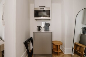 Fridge, microwave, coffee/tea maker - Comfortable Single Room in Bloomsbury (London)