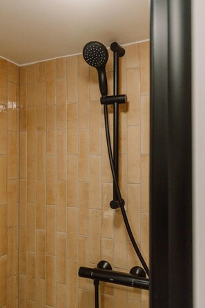 Shower, hair dryer, towels - Comfortable Single Room in Bloomsbury (London)