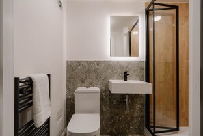 Shower, hair dryer, towels - Comfortable Single Room in Bloomsbury (London)