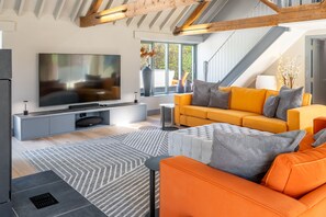 Televisie en een open haard
