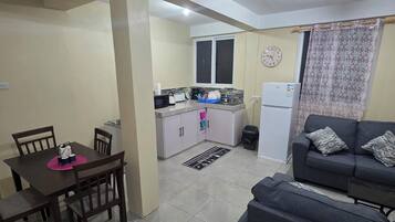 Apartment, 2 Bedrooms, Pets allowed, Partial Ocean View | Interior