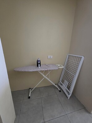 Apartamento, 1 habitación, vistas parciales al mar | Interior