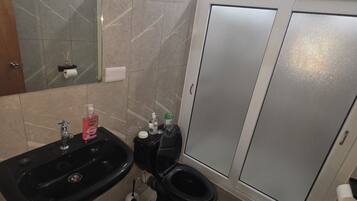 Apartment, 2 Bedrooms, Pool Access, Mountain View | Bathroom | Towels