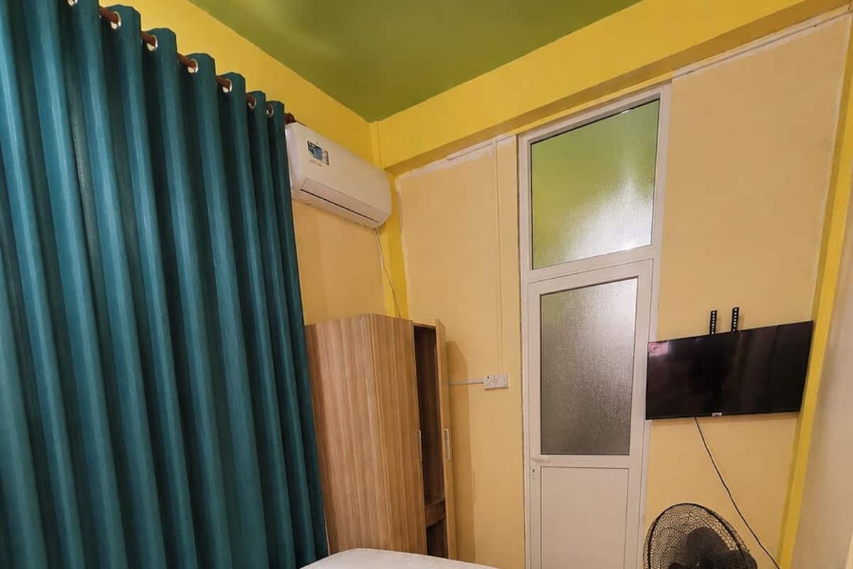 Studio, vue sur le jardin | Rideaux dâobscurcissement, fer et planche Ă repasser