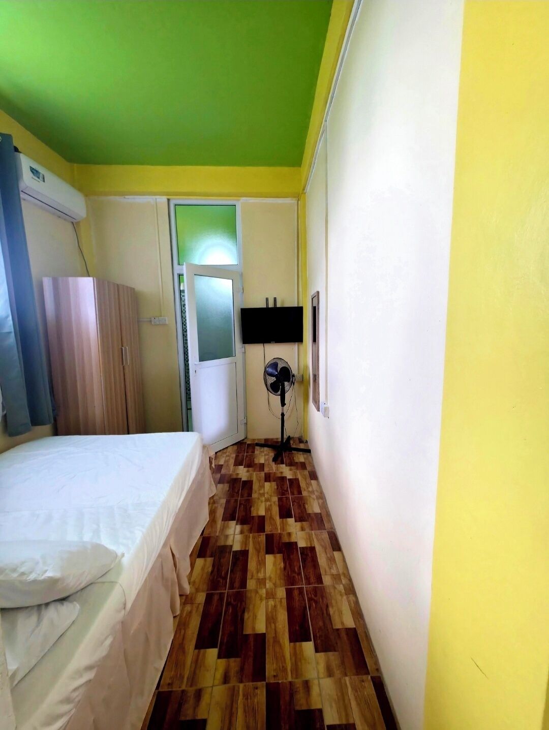 Cortinas blackout, tabla de planchar con plancha y wifi gratis 