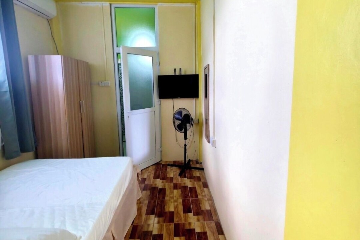 Estudio, vistas al jardín | Cortinas opacas, tabla de planchar con plancha, wifi gratis