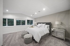 4 bedrooms, desk, iron/ironing board, WiFi - Luxury 4BR | Steps to Beach, Hot Tub & Theatre (Surrey)