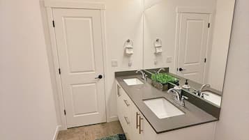 SĂšche-cheveux, bidet, serviettes fournies, savon