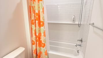 SĂšche-cheveux, bidet, serviettes fournies, savon