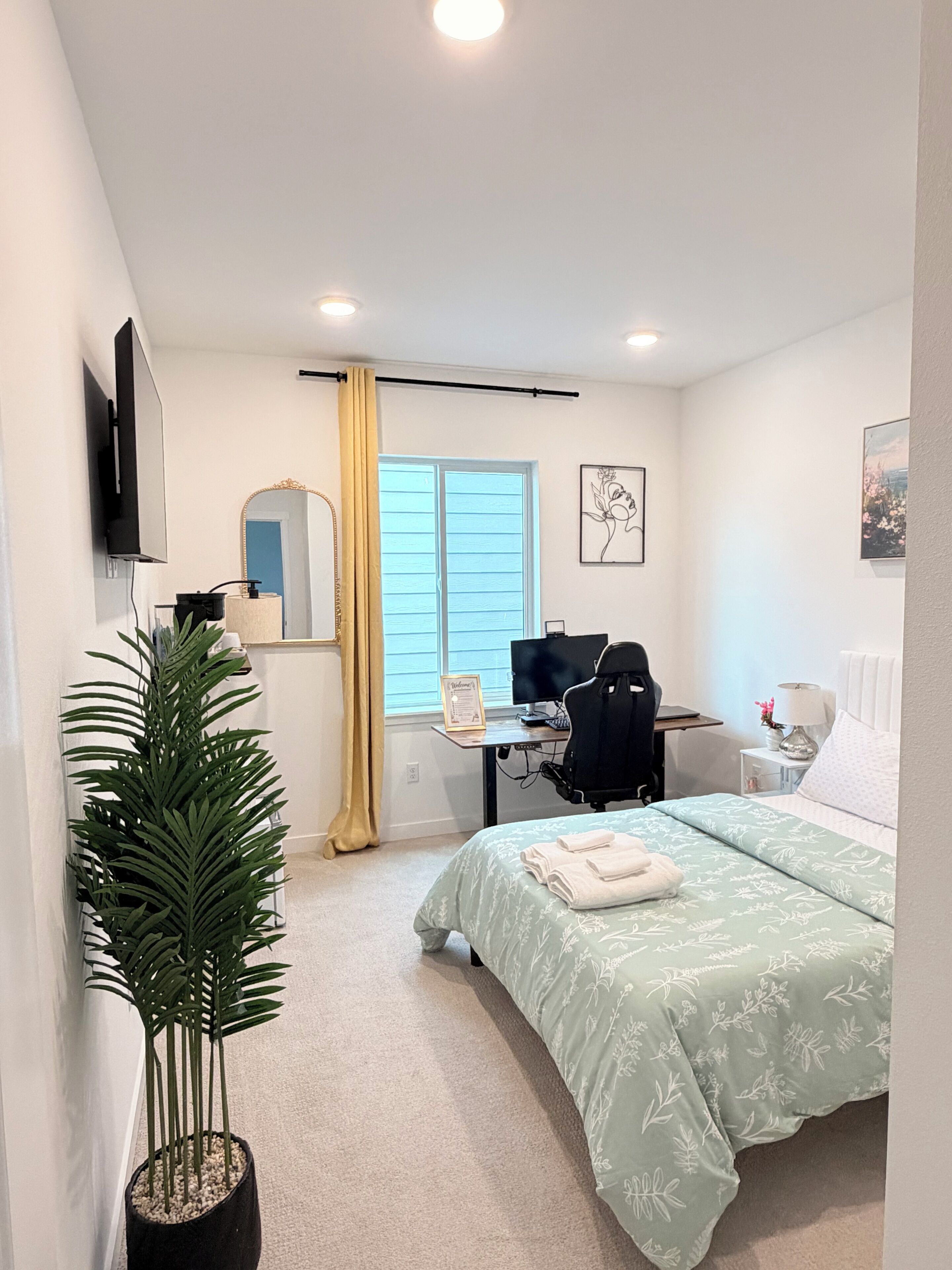 Iron/ironing board, WiFi, bed sheets. Deluxe 1-bedroom bed + car in Bonney Lake