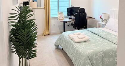 Deluxe 1-bedroom bed + car in Bonney Lake