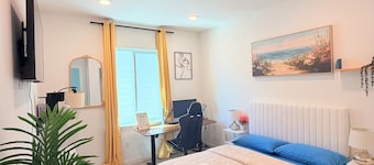 Deluxe 1-bedroom bed + car in Bonney Lake