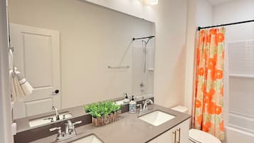 SĂšche-cheveux, bidet, serviettes fournies, savon