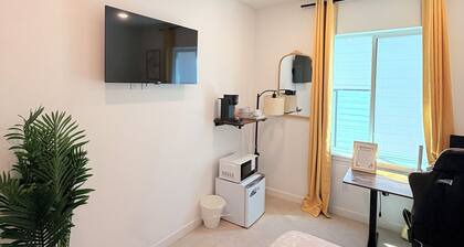 Deluxe 1-bedroom bed + car in Bonney Lake