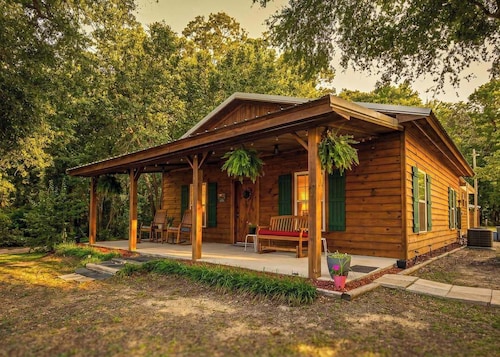 Relax and unwind near Lake Marion - 2-bedroom 1.5 bath cabin getaway.