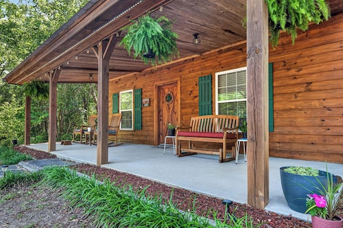 Relax and unwind near Lake Marion - 2-bedroom 1.5 bath cabin getaway.