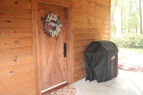 Relax and unwind near Lake Marion - 2-bedroom 1.5 bath cabin getaway.