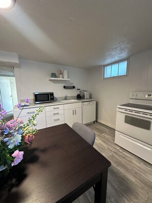 Private kitchen - Central Orem Stay (Orem)