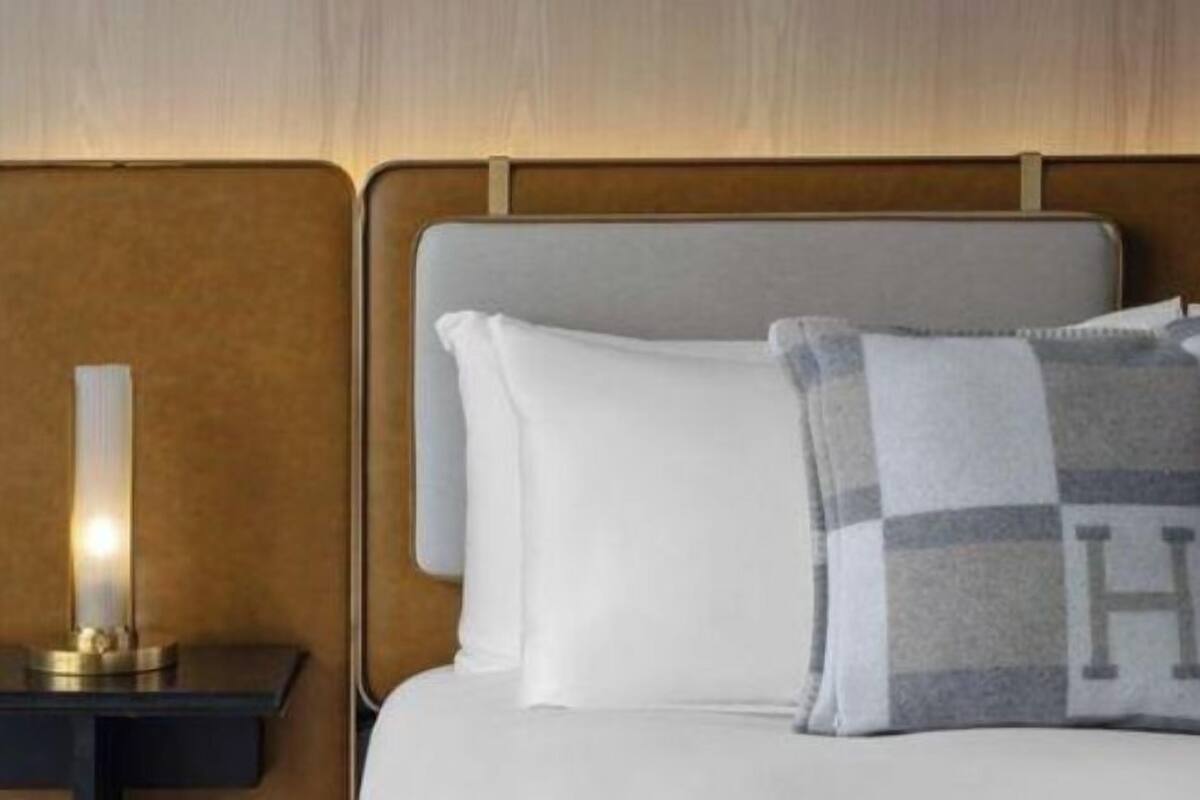 Suite, 1 King Bed (Harris) | In-room safe, iron/ironing board, WiFi (free), bed sheets
