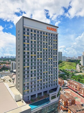 A modern Harris hotel building with a rooftop pool, surrounded by a cityscape. - Harris Hotel & Conventions Sunshine Penang (George Town)