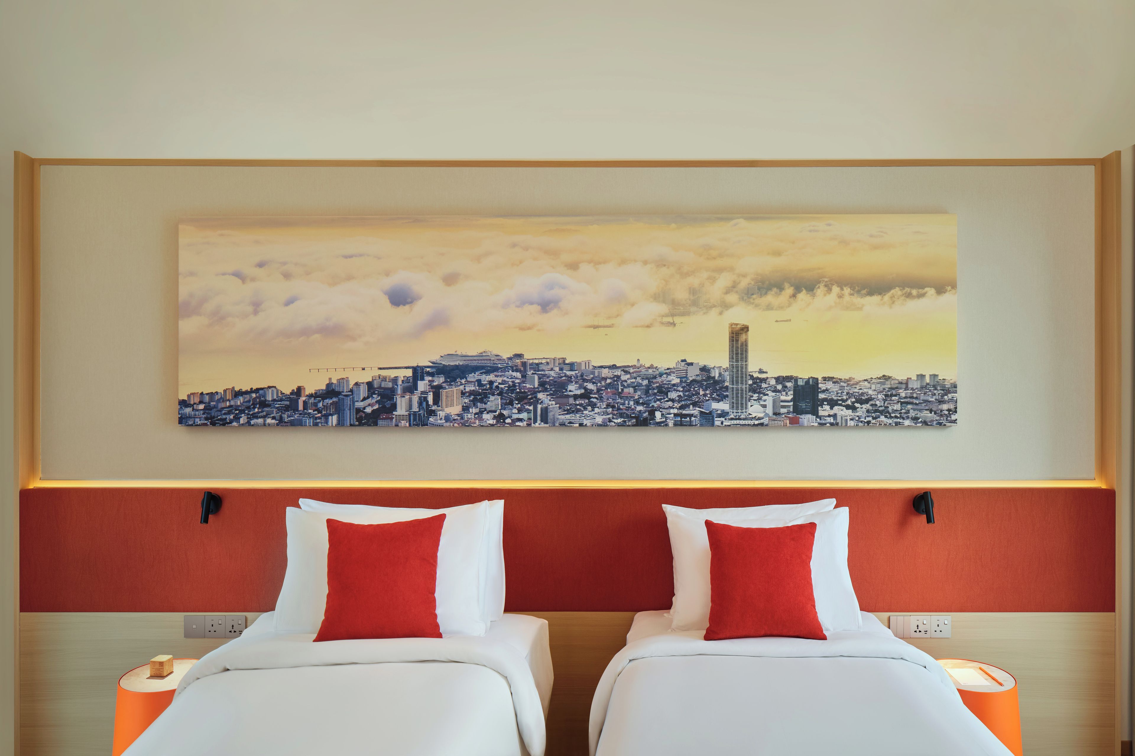 Quarto de hotel com duas camas, vista para a cidade e design moderno.