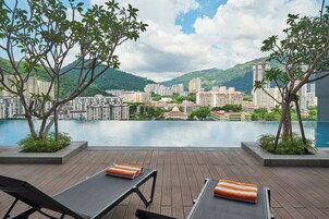 Una terraza con vistas a un paisaje urbano y una masa de agua.