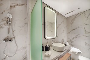 Dusche, Haartrockner, Hausschuhe, Handtücher