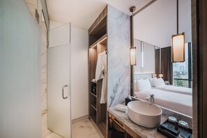 Shower, hair dryer, slippers, towels - Oakwood Slipi Jakarta (Jakarta)