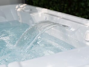 Outdoor spa tub - Pretty Seattle Home · Peaceful Cozy Stay (Seattle)