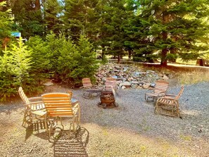 Property grounds - Woodlake Retreats Cozy Cabin + decks and firepit (Ashland)