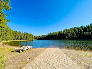 A lakeside view with a dock and a clear sky. - Woodlake Retreats Cozy Cabin + decks and firepit (Ashland)