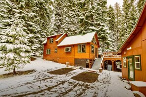Exterior - Woodlake Retreats Cozy Cabin + decks and firepit (Ashland)