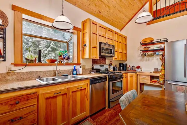 Private kitchen - Woodlake Retreats Cozy Cabin + decks and firepit (Ashland)