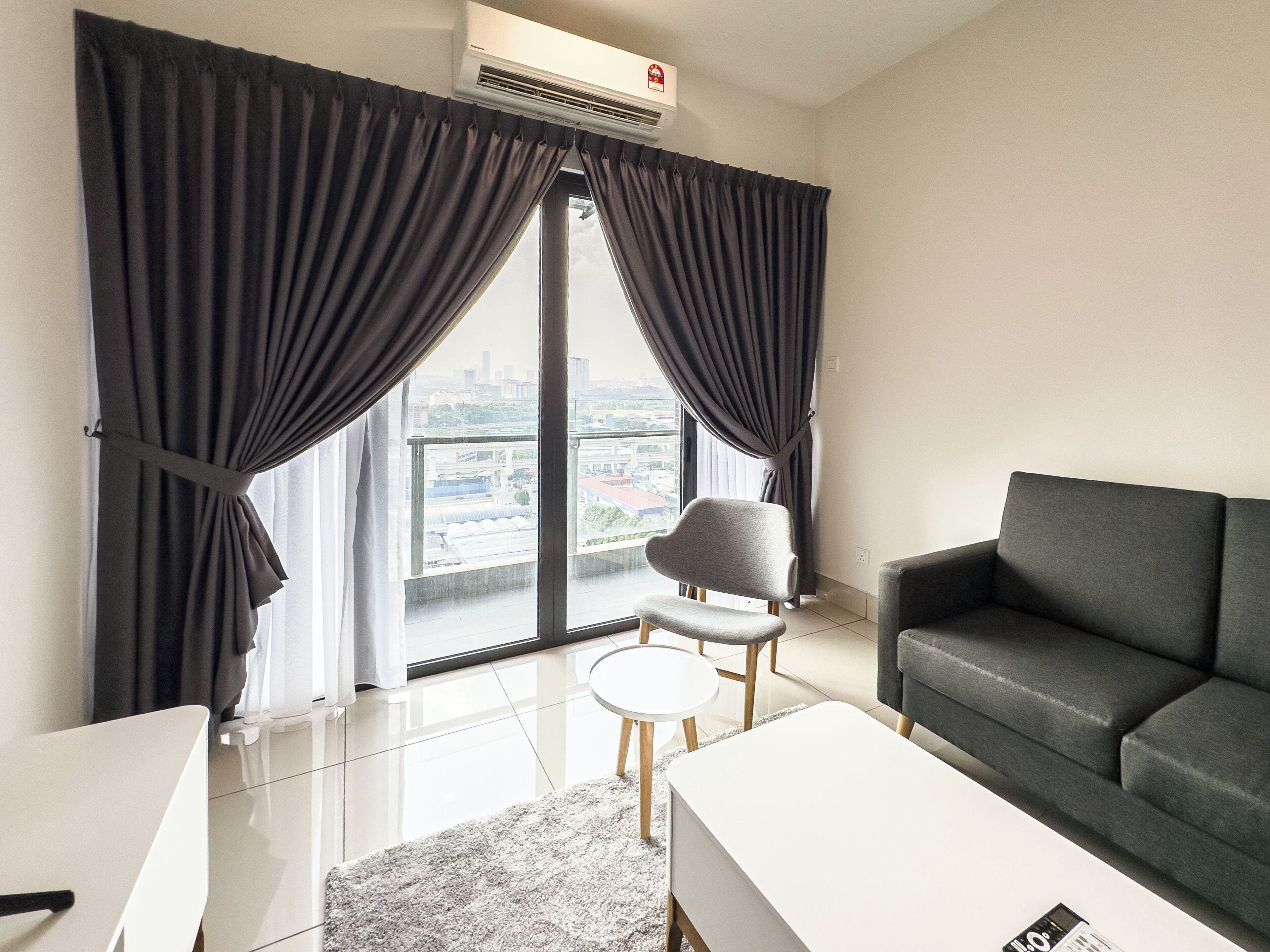 Condo, 3 quartos, sacada, vista para a cidade | Área de estar | Smart TV 45 polegadas com canais digitais