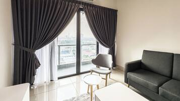 Condo, 3 quartos, sacada, vista para a cidade | Área de estar | Smart TV 45 polegadas com canais digitais