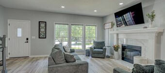 Olathe Lux Retreat 4BDRM,3.5 BATH, Remodeled Home, Fenced Yard W/private Patio's