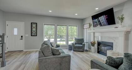 Olathe Lux Retreat 4BDRM,3.5 BATH, Remodeled Home, Fenced Yard W/private Patio's