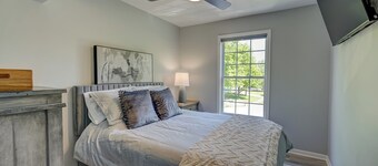 Olathe Lux Retreat 4BDRM,3.5 BATH, Remodeled Home, Fenced Yard W/private Patio's