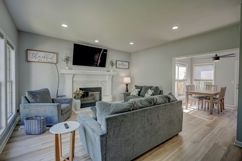 Olathe Lux Retreat 4BDRM,3.5 BATH, Remodeled Home, Fenced Yard W/private Patio's