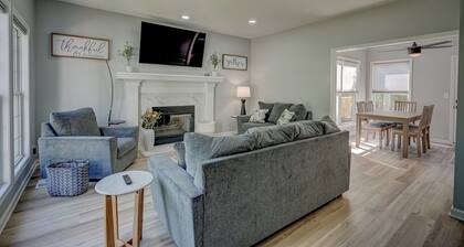 Olathe Lux Retreat 4BDRM,3.5 BATH, Remodeled Home, Fenced Yard W/private Patio's