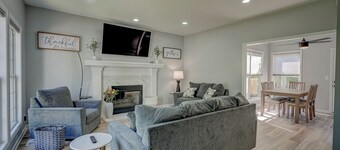 Olathe Lux Retreat 4BDRM,3.5 BATH, Remodeled Home, Fenced Yard W/private Patio's