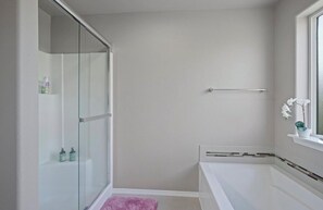 Towels, soap - 4-bedroom house in beautiful Bend with cool AC & king bed, 30 day minimum (Bend)