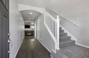 Interior - 4-bedroom house in beautiful Bend with cool AC & king bed, 30 day minimum (Bend)