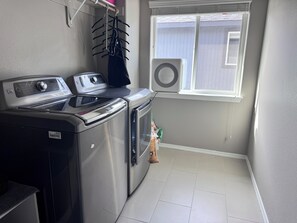 Interior - 4-bedroom house in beautiful Bend with cool AC & king bed, 30 day minimum (Bend)
