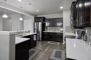 Private kitchen - 4-bedroom house in beautiful Bend with cool AC & king bed, 30 day minimum (Bend)