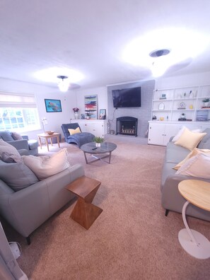 Smart TV - Charming Waldo Stay • Patio + Parking • Sleeps 6 (Kansas City)