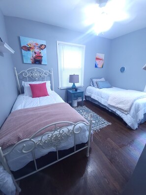 3 bedrooms, iron/ironing board, WiFi, bed sheets - Charming Waldo Stay • Patio + Parking • Sleeps 6 (Kansas City)
