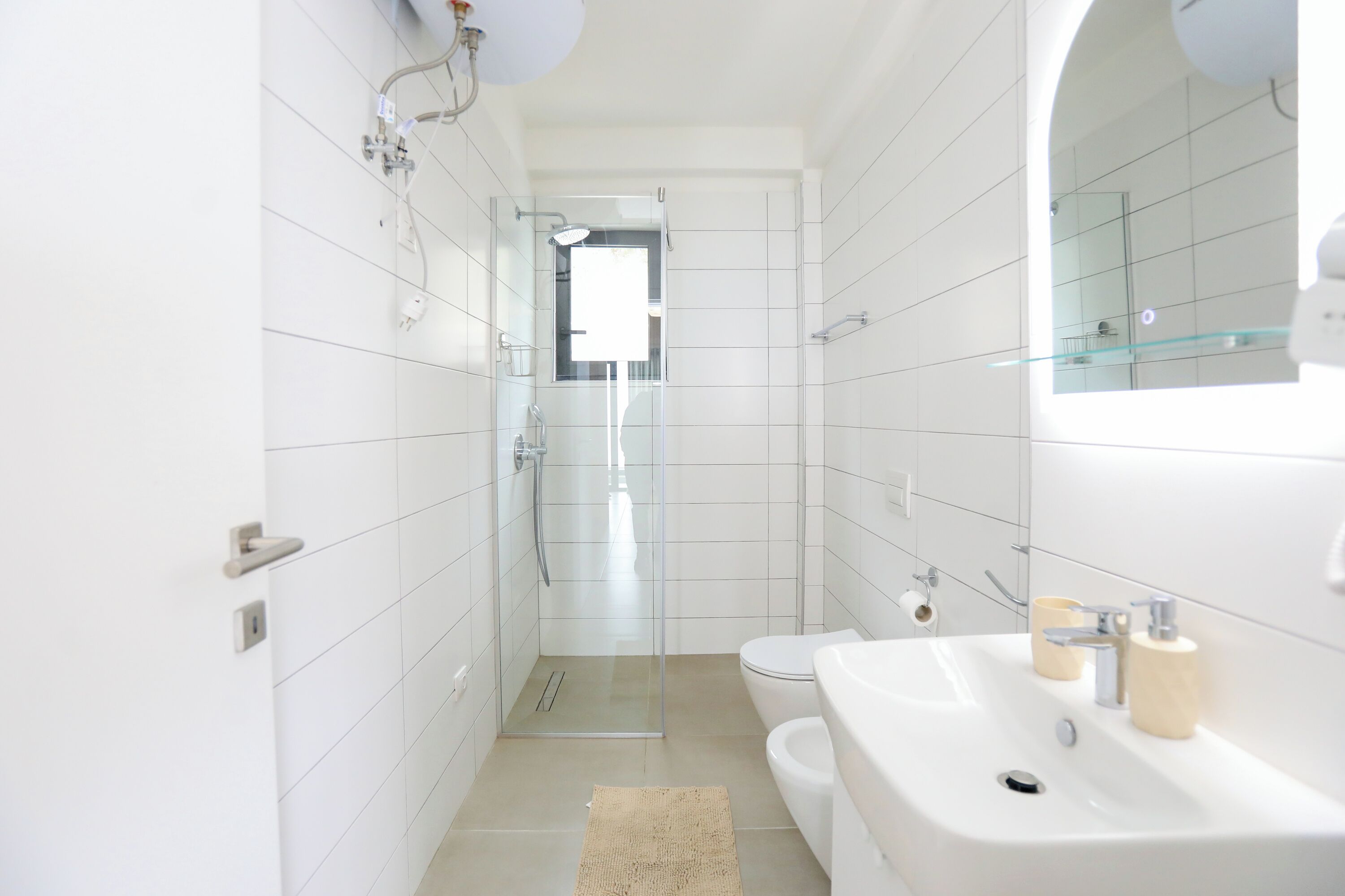 Shower, hair dryer, bidet, towels